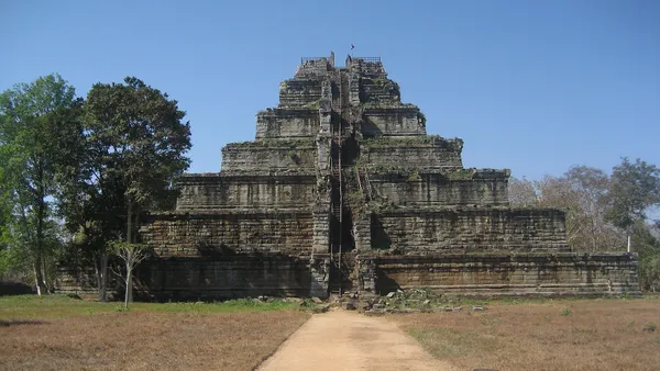Siedmiopoziomowa piramida Prasat Thom w Koh Ker