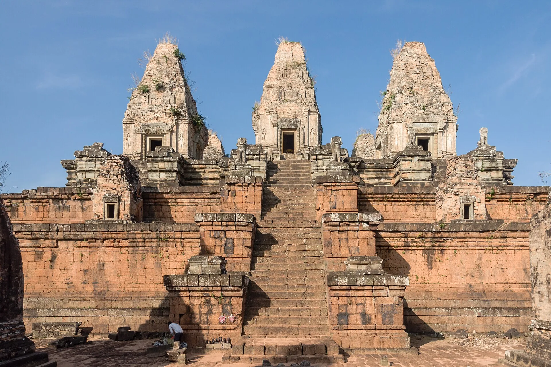 Trzy wieże na górnym tarasie świątyni Pre Rup