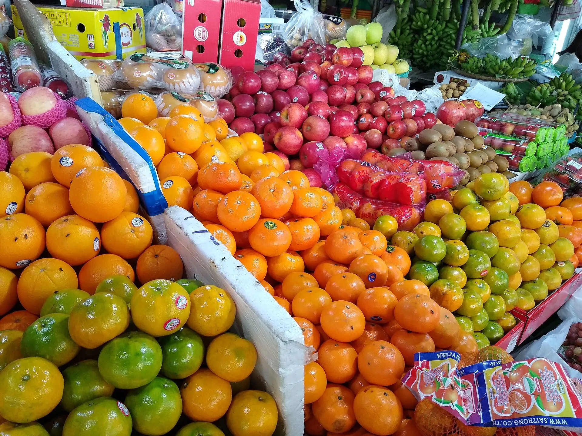 Stragan z pomarańczami, mandarynkami, jabłkami i kiwi na targu Central Market