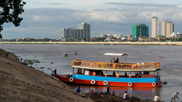 Statek wycieczkowy na Mekongu przy nabrzeżu Phnom Penh
