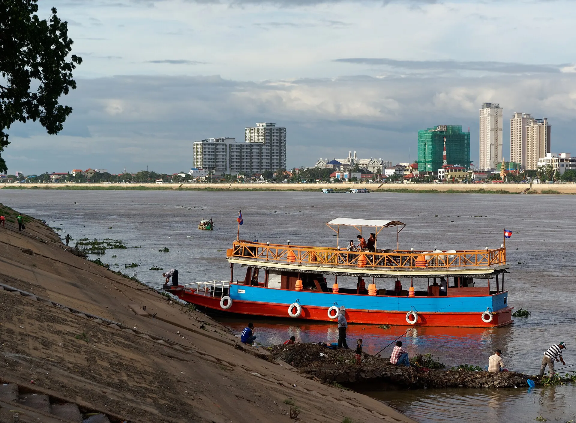 Statek wycieczkowy na Mekongu przy nabrzeżu Phnom Penh