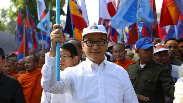 Sam Rainsy z flagą wśród zwolenników podczas wiecu