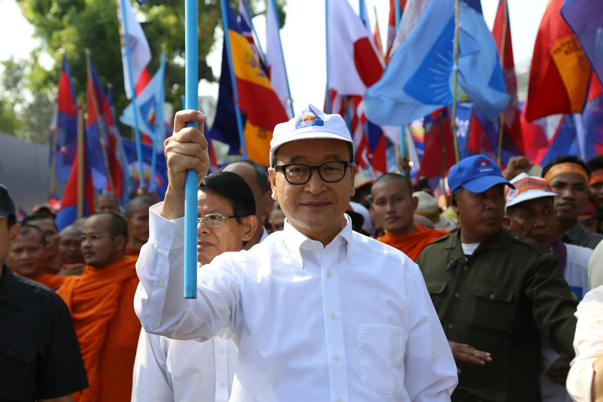Sam Rainsy z flagą wśród zwolenników podczas wiecu
