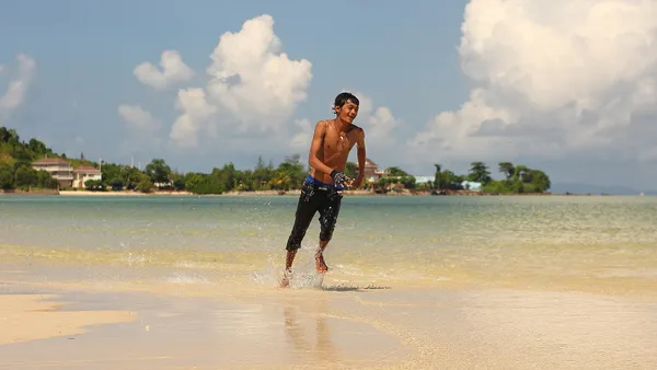 Plaża Prek Treng w Sihanoukville z biegnącym mężczyzną