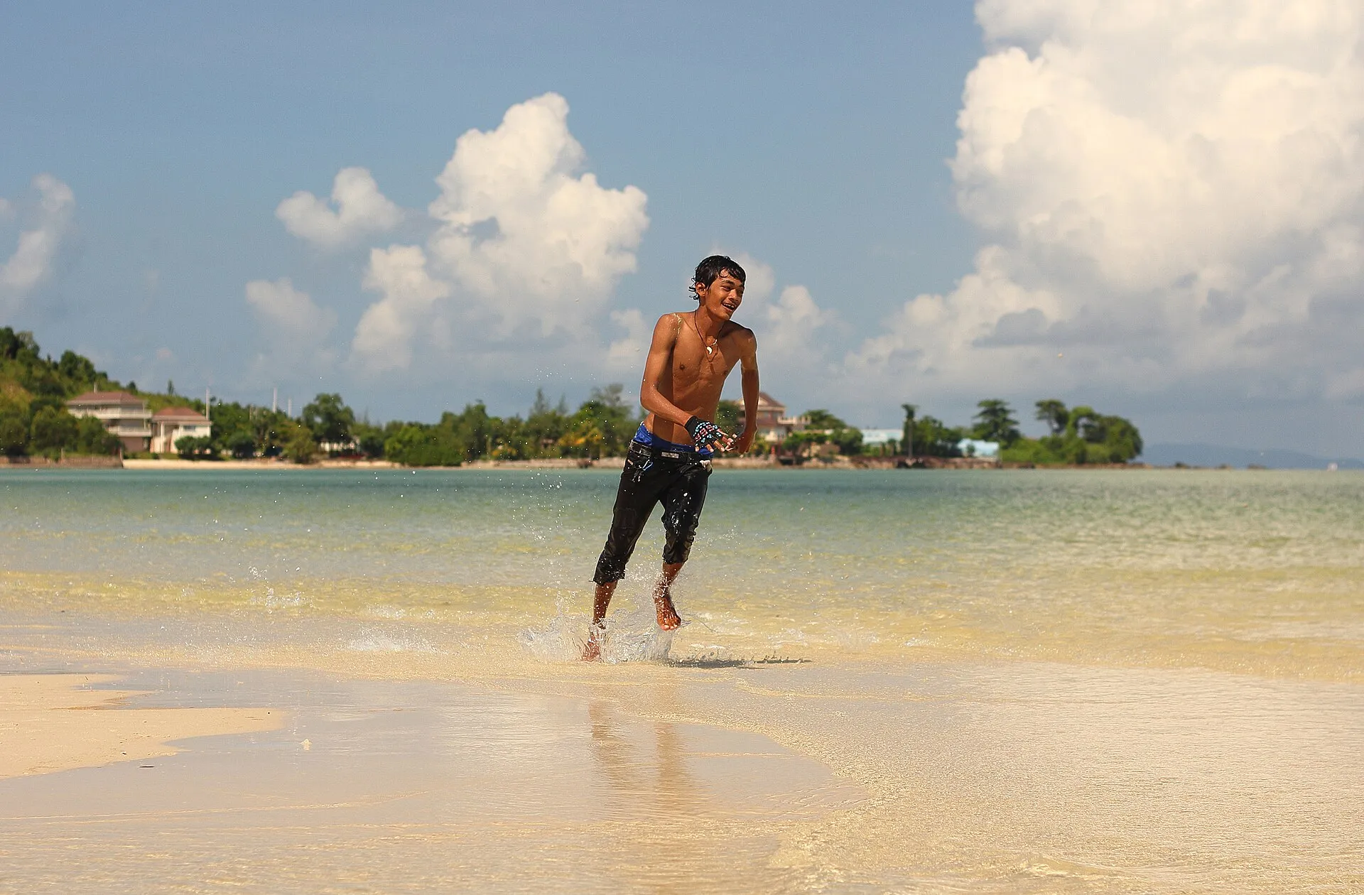 Plaża Prek Treng w Sihanoukville z biegnącym mężczyzną
