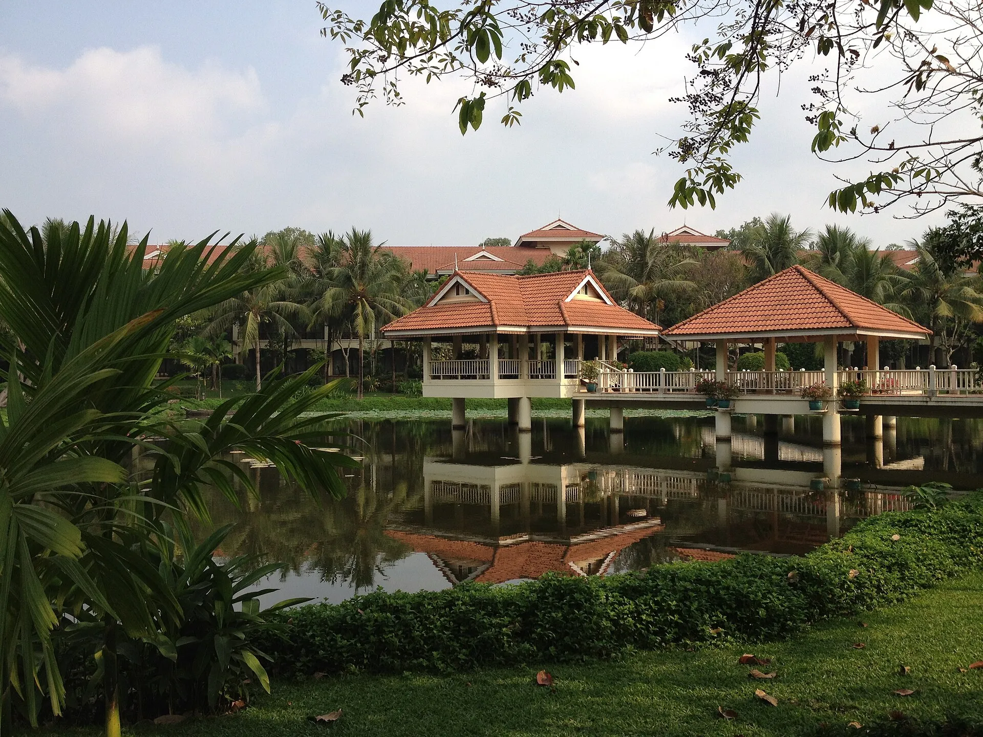 Pawilony hotelu Sofitel Angkor Phokeethra nad stawem w Siem Reap