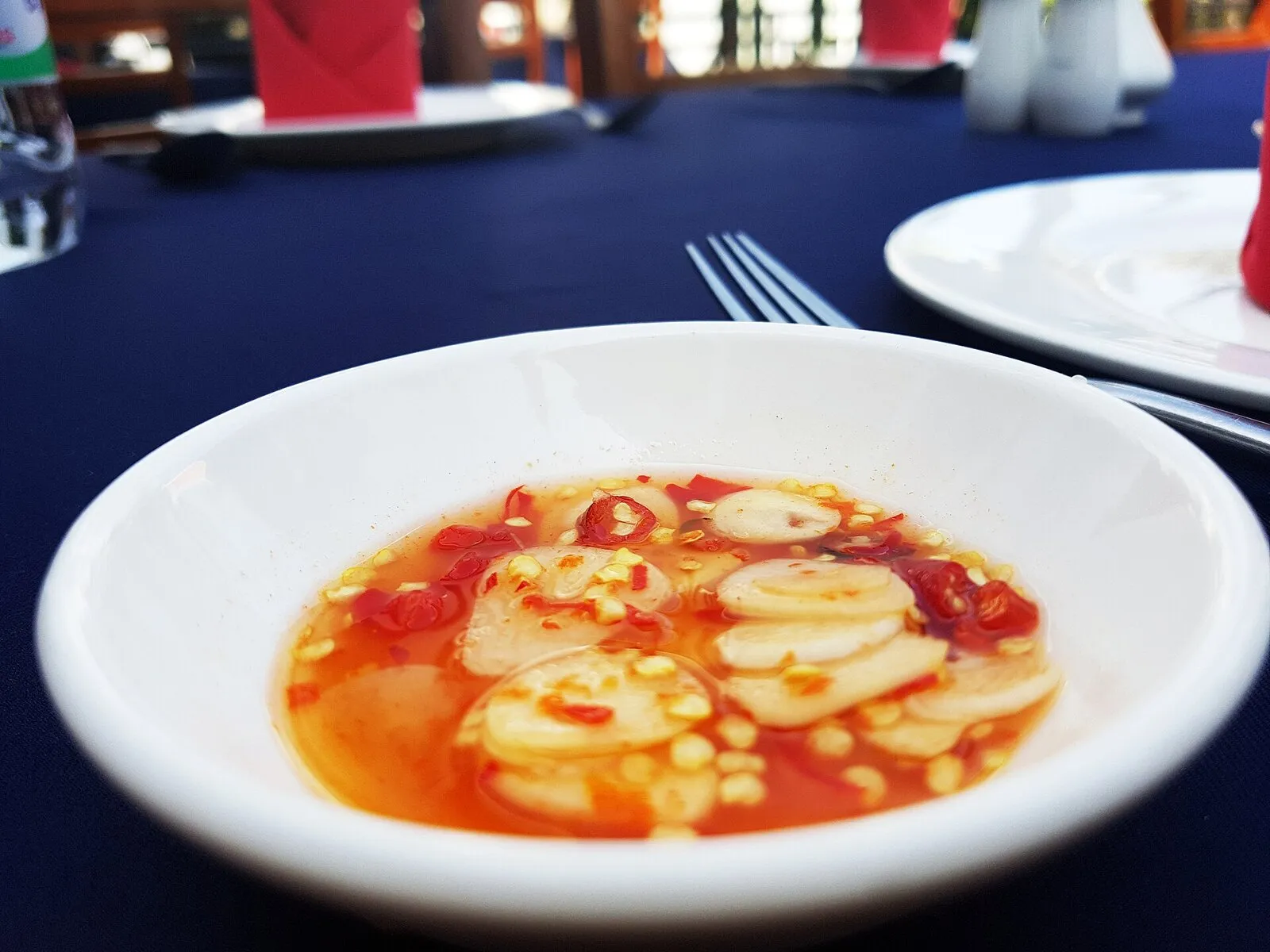 Miseczka słodzonego sosu rybnego z czosnkiem i siekanym chili, podanego jako dip w restauracji w Kambodży