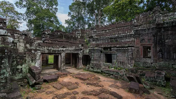 Dziedziniec i galerie świątyni Banteay Kdei