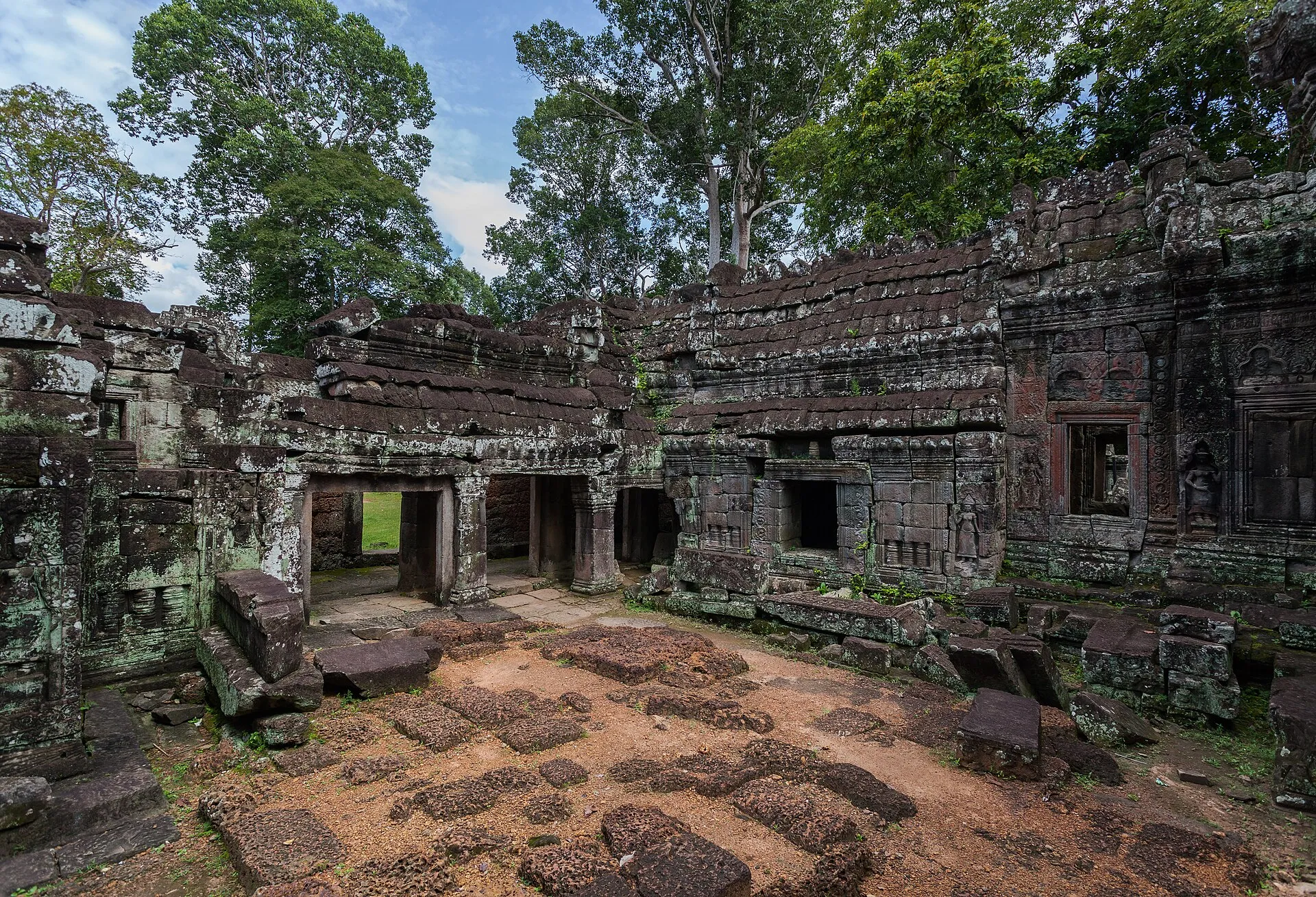 Dziedziniec i galerie świątyni Banteay Kdei