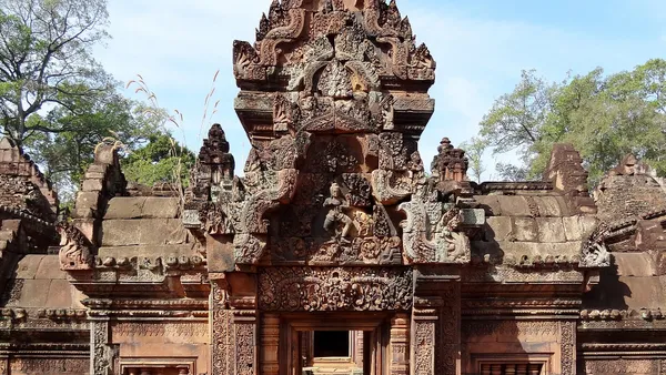 Bogato rzeźbiony fronton z różowego piaskowca w Banteay Srei