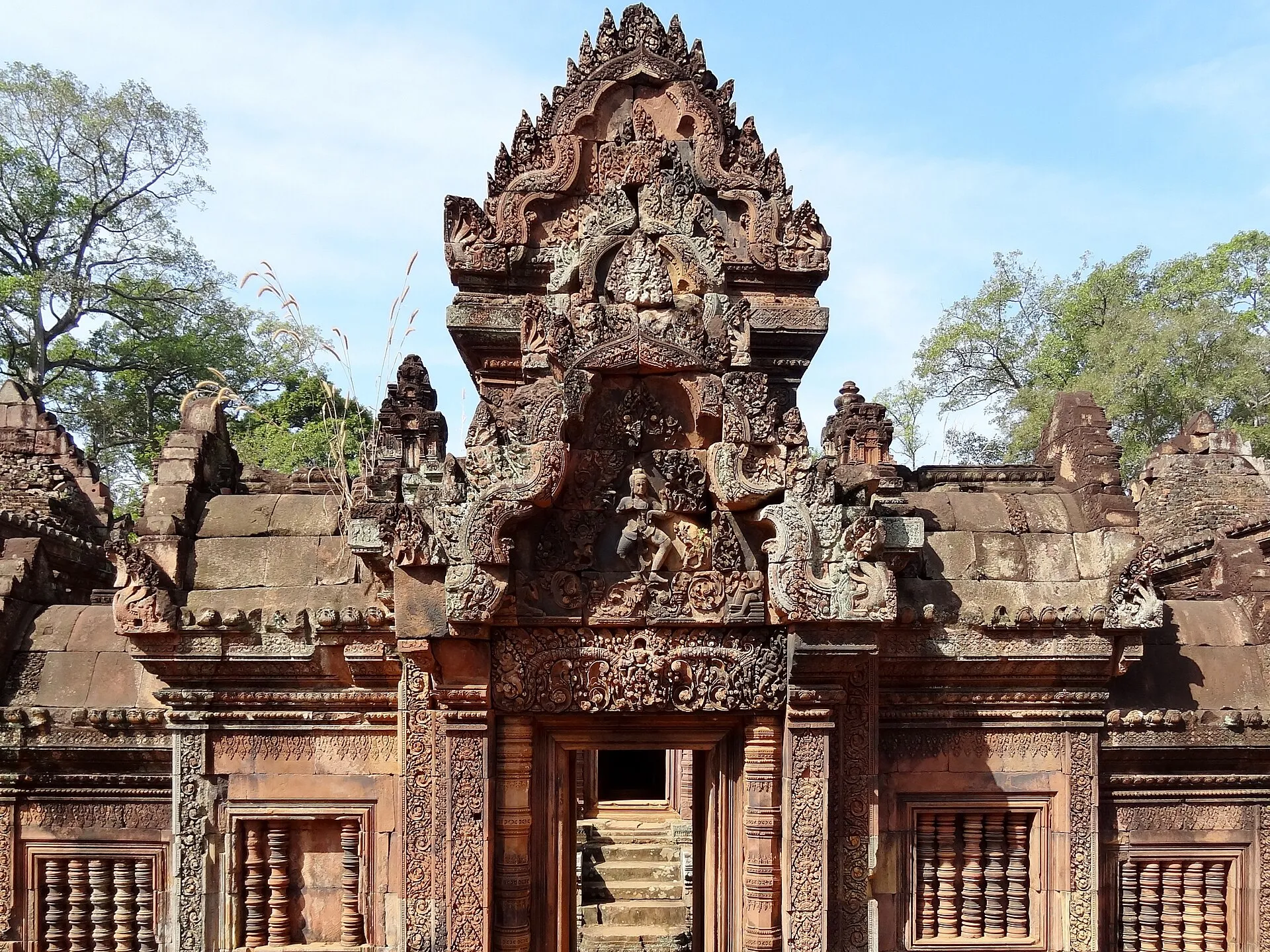 Bogato rzeźbiony fronton z różowego piaskowca w Banteay Srei