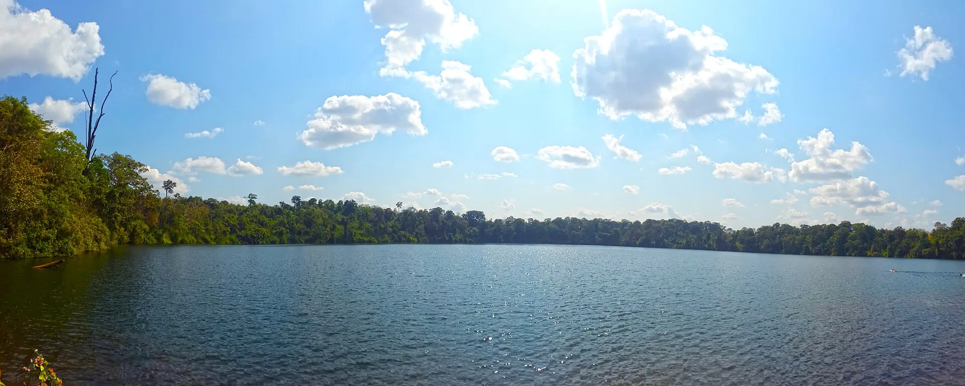 Panorama kraterowego jeziora Yeak Laom otoczonego lasem