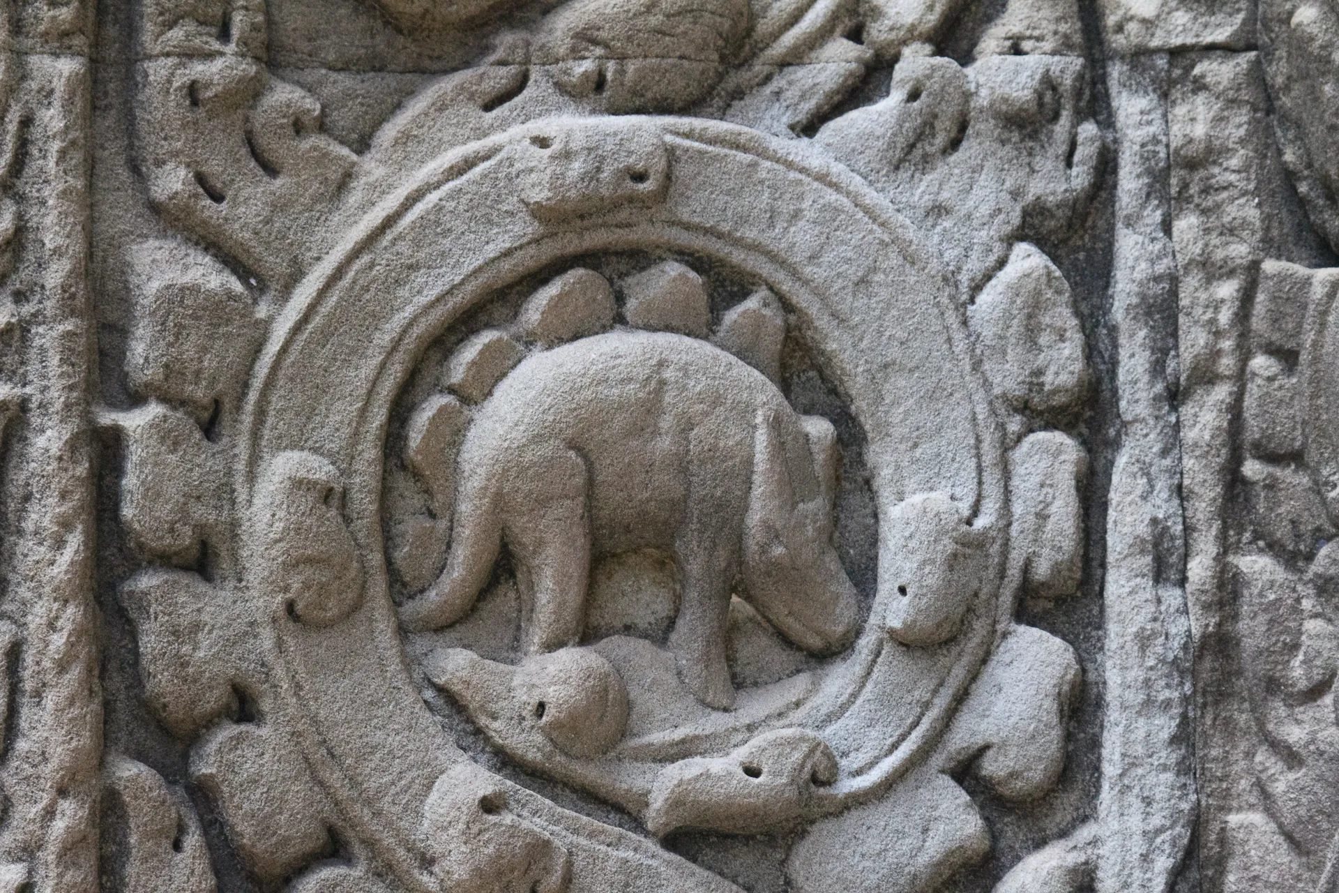Medalion z płaskorzeźbą w Ta Prohm przypominający stegozaura