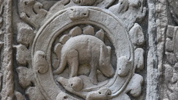 Medalion z płaskorzeźbą w Ta Prohm przypominający stegozaura