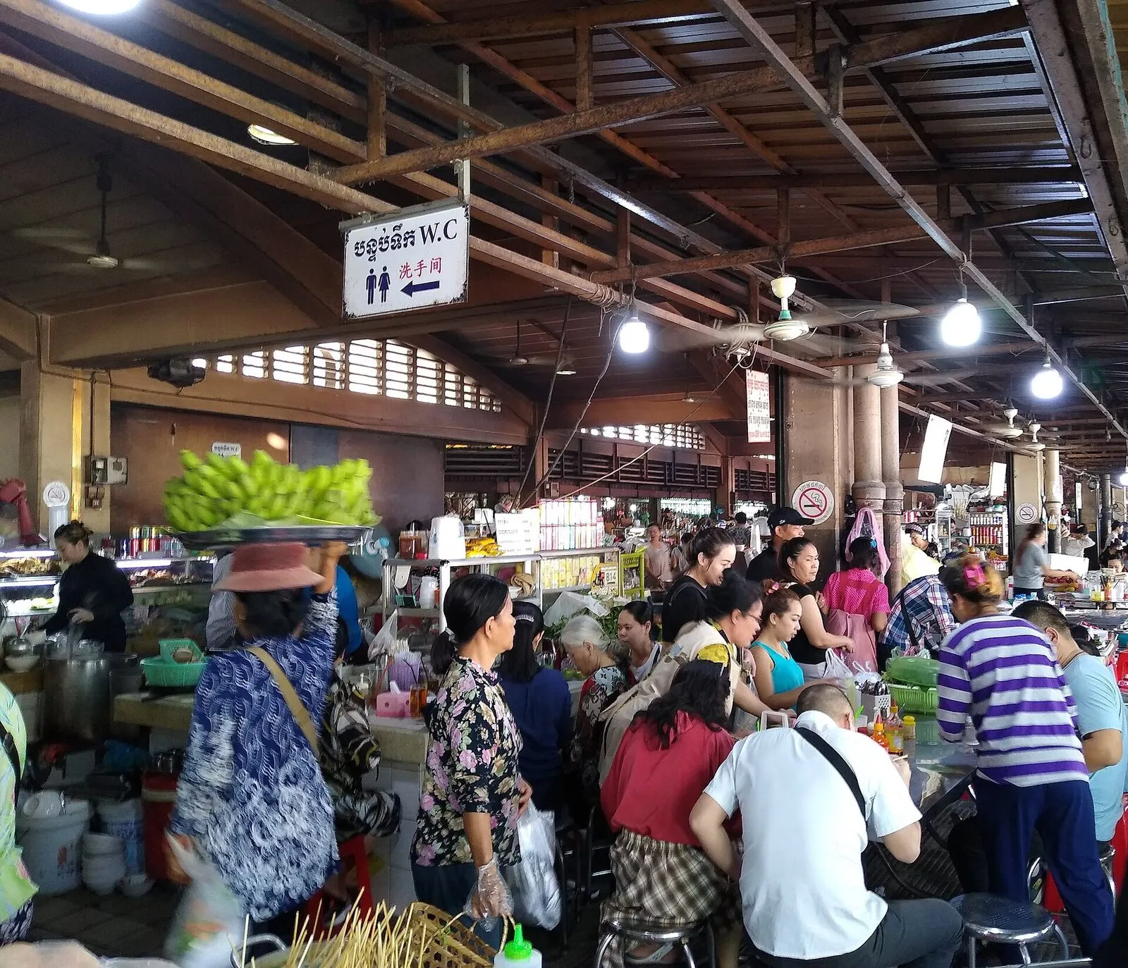 Tłum kupujących i stragany w hali Centralnego Rynku (Psah Thmei) w Phnom Penh