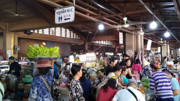Tłum kupujących i stragany w hali Centralnego Rynku (Psah Thmei) w Phnom Penh
