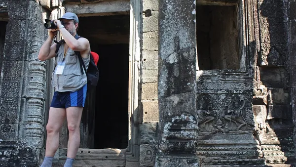Turysta fotografujący wejście do świątyni w Angkor Thom