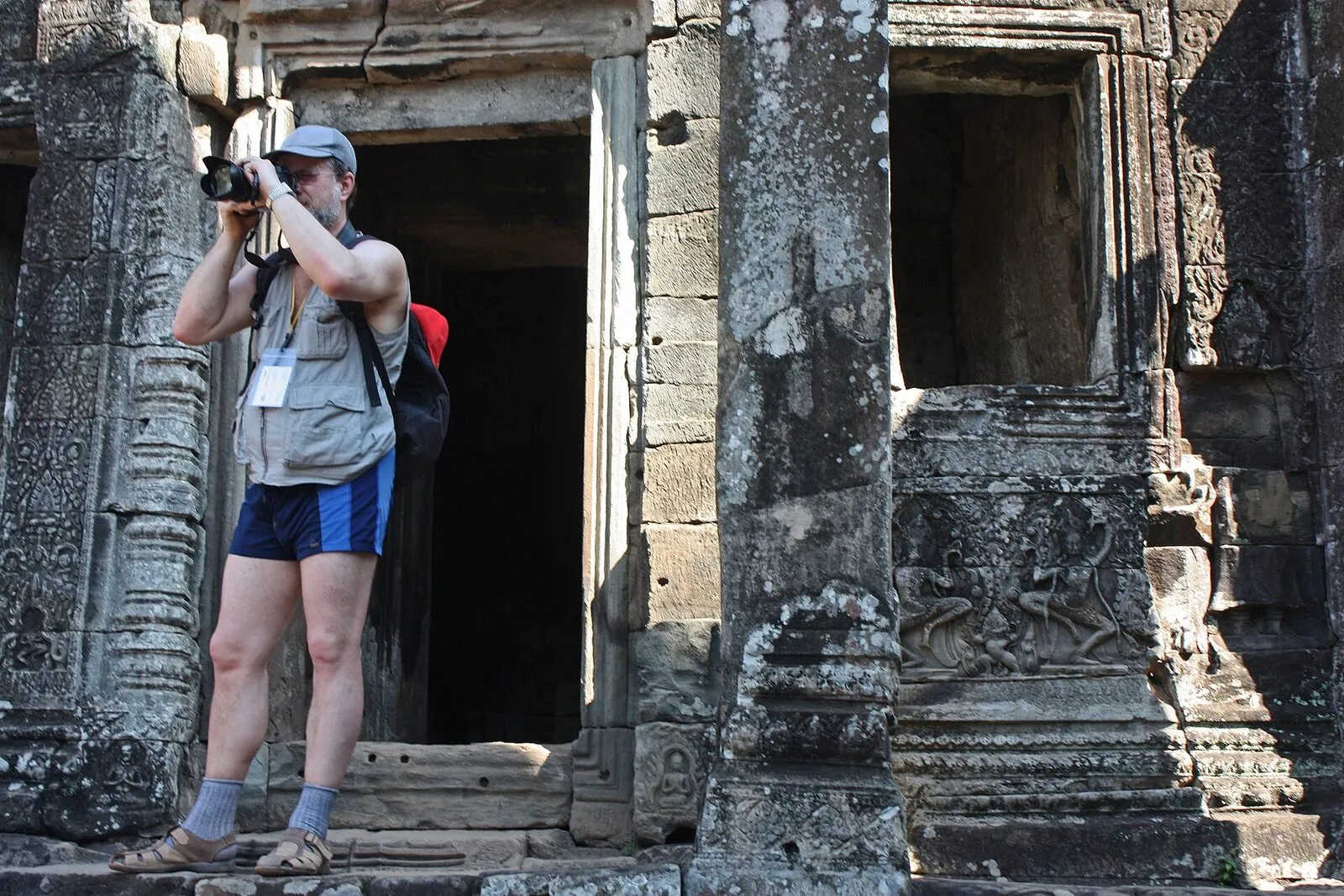Turysta fotografujący wejście do świątyni w Angkor Thom