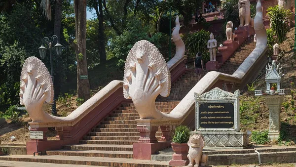 Schody z balustradami w kształcie siedmiogłowych węży naga prowadzące na wzgórze Wat Phnom