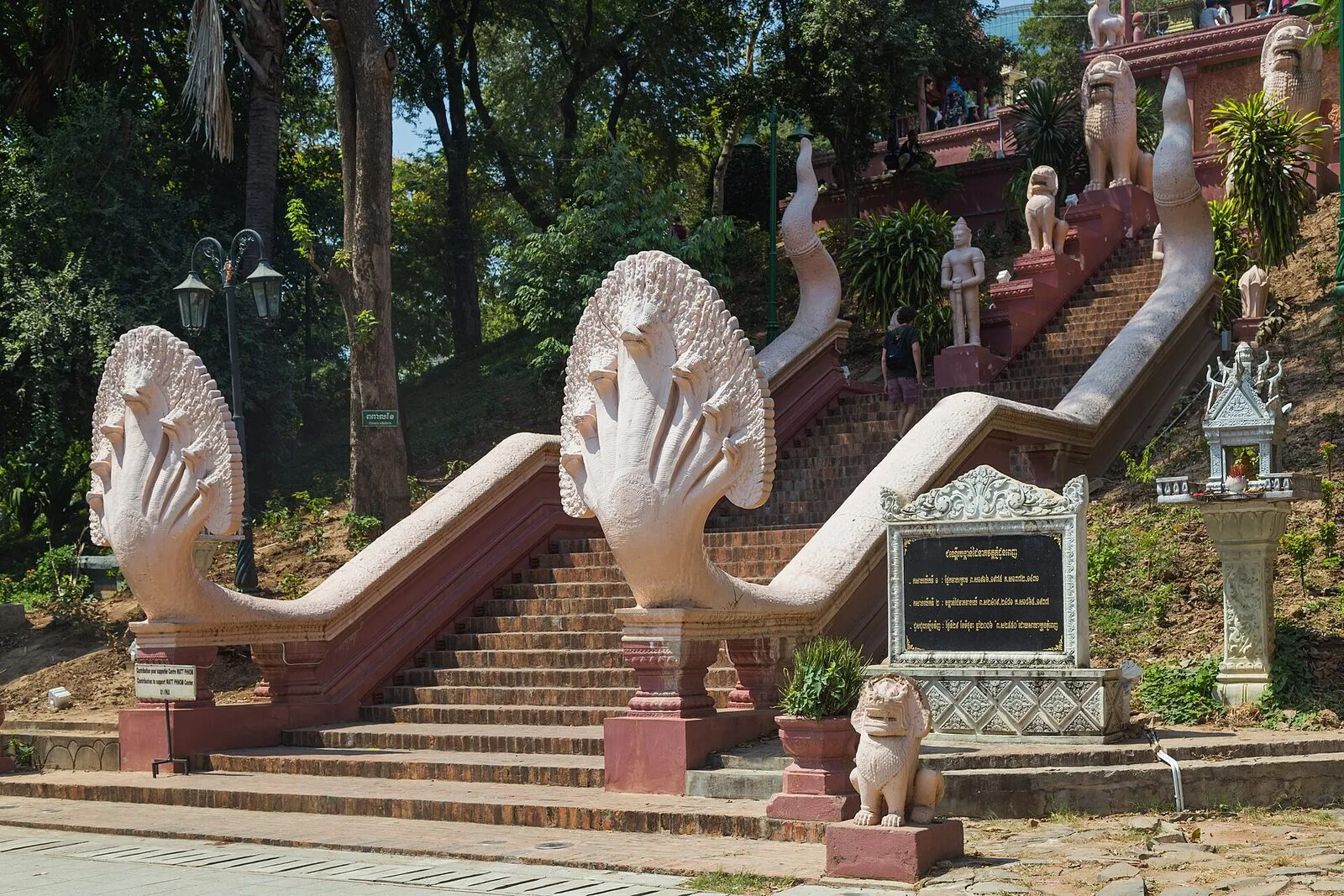 Schody z balustradami w kształcie siedmiogłowych węży naga prowadzące na wzgórze Wat Phnom