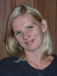 Patrycja Bałabańska, portret na tle drewnianej ściany