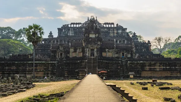 Świątynia Baphuon w Angkor Thom: wysoka kamienna piramida, do której prowadzi długa wyniesiona grobla
