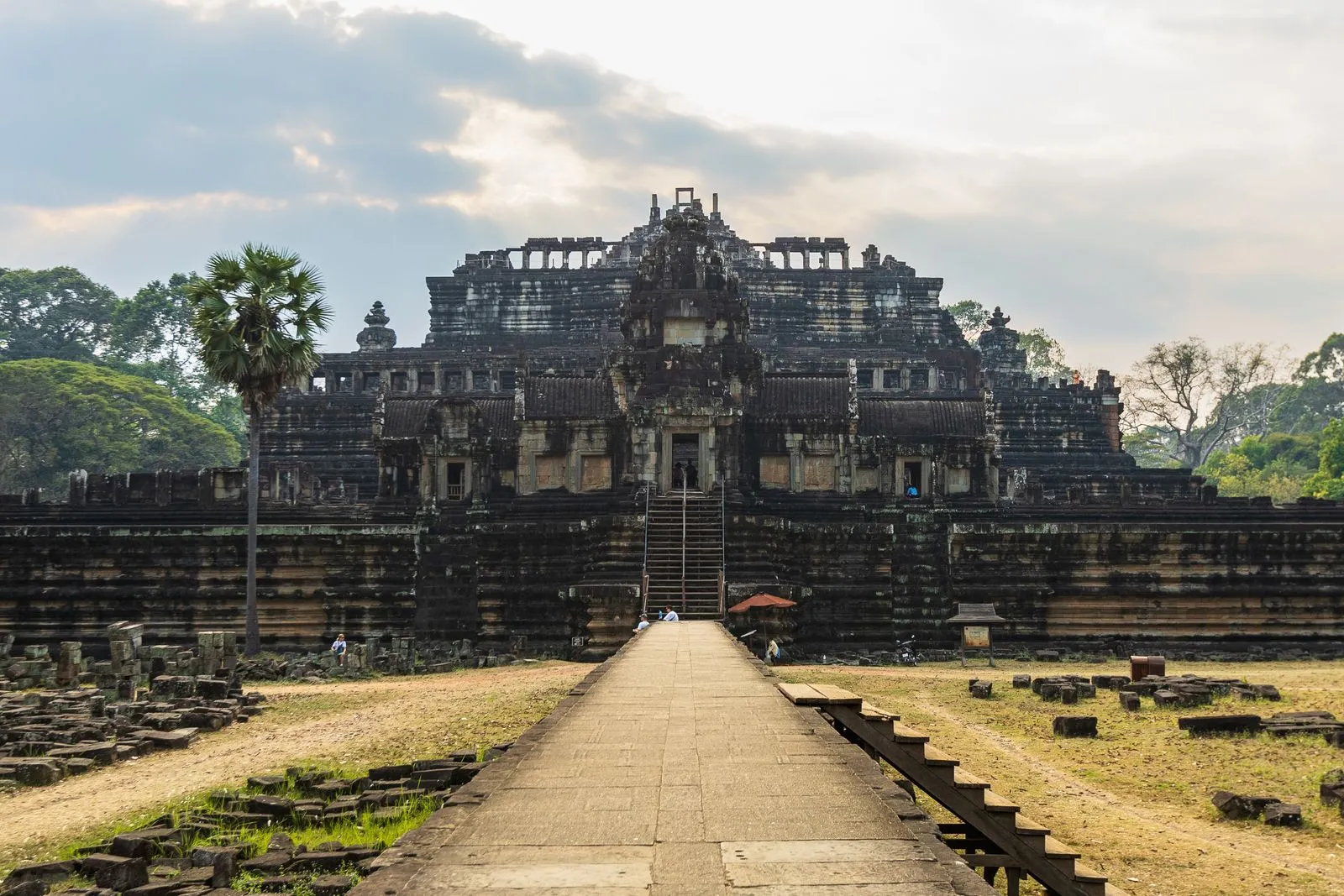 Świątynia Baphuon w Angkor Thom: wysoka kamienna piramida, do której prowadzi długa wyniesiona grobla