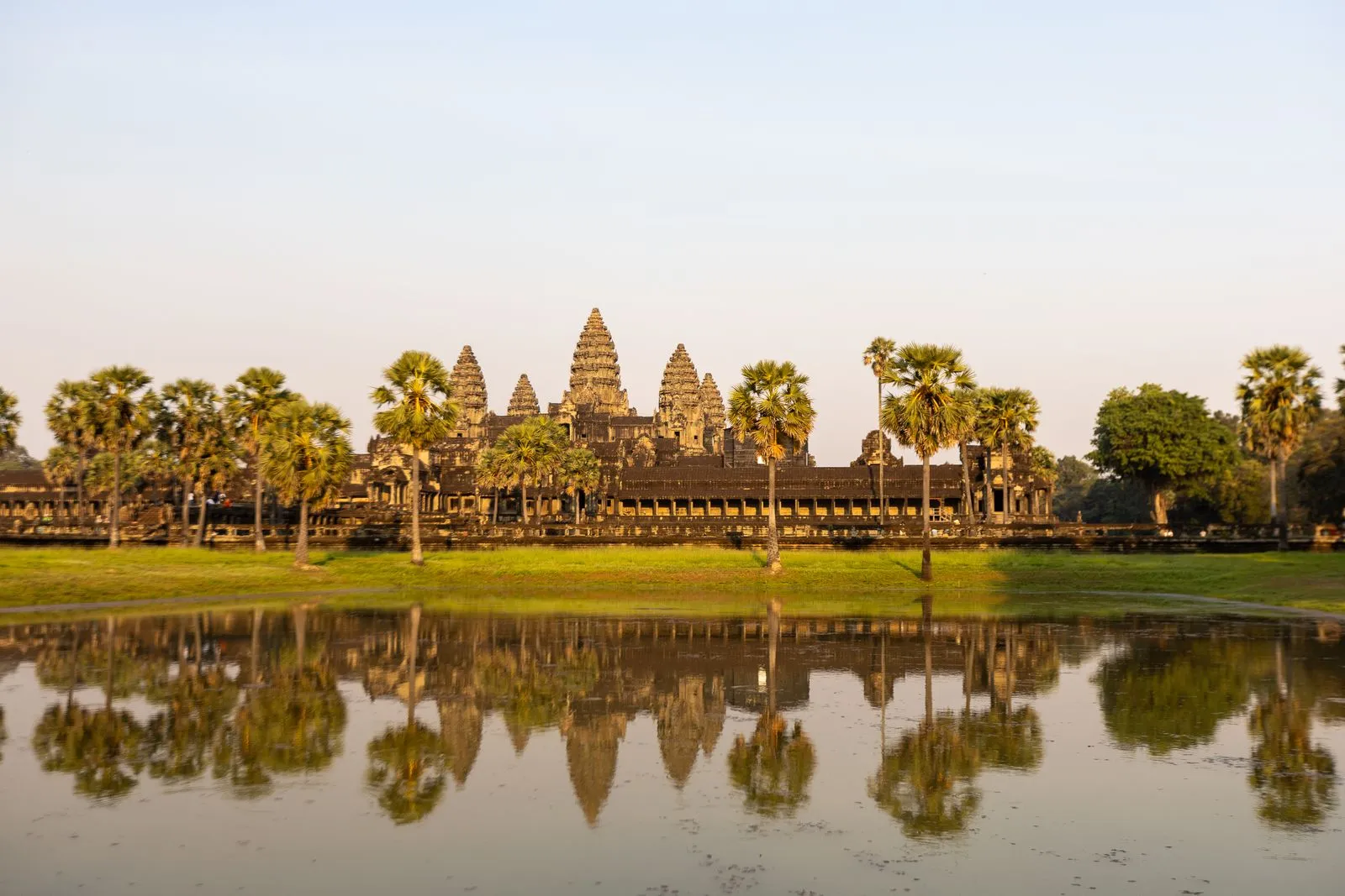 Wieże Angkor Wat wśród palm odbite w stawie przed świątynią